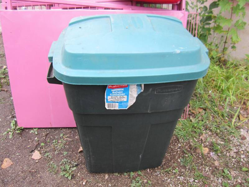 lot 65 image: 30 Gallon trash can...