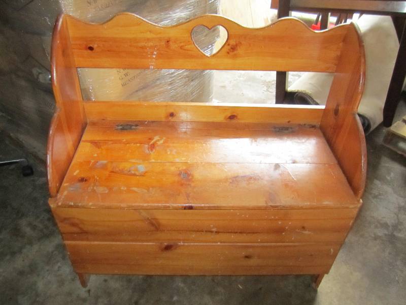lot 72 image: Storage bench 3 wide...