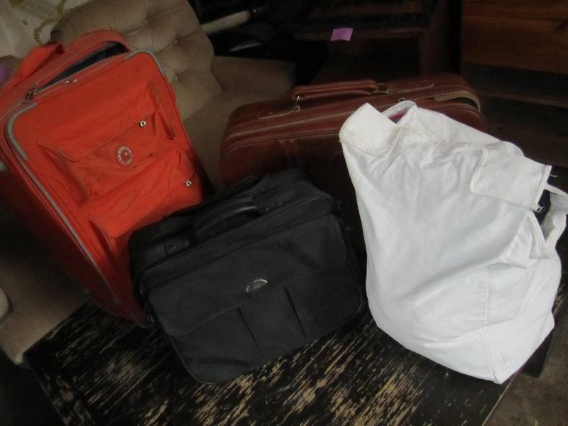 lot 76 image: Lot of luggage...