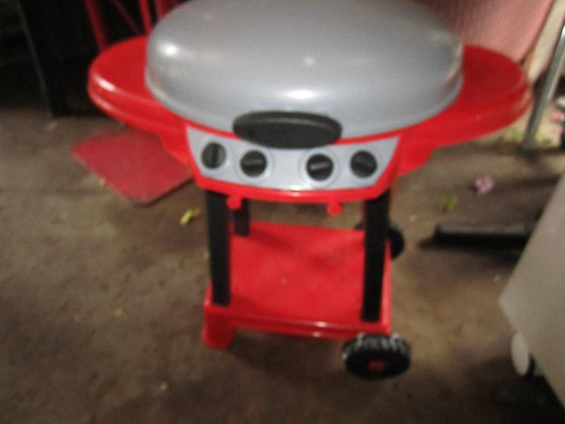 lot 80 image: Toy grill...