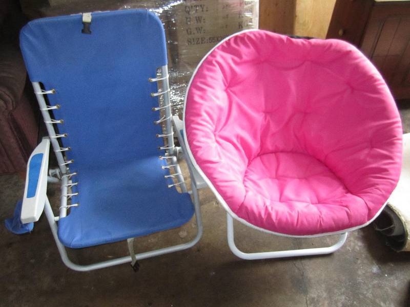 lot 90 image: 2 Folding chairs...