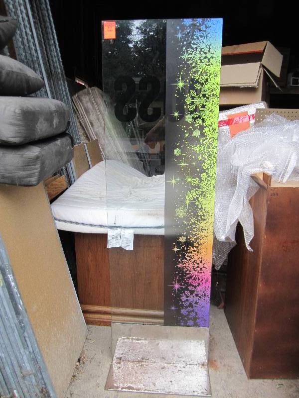 lot 91 image: Glass retail display tower 6 tall ...