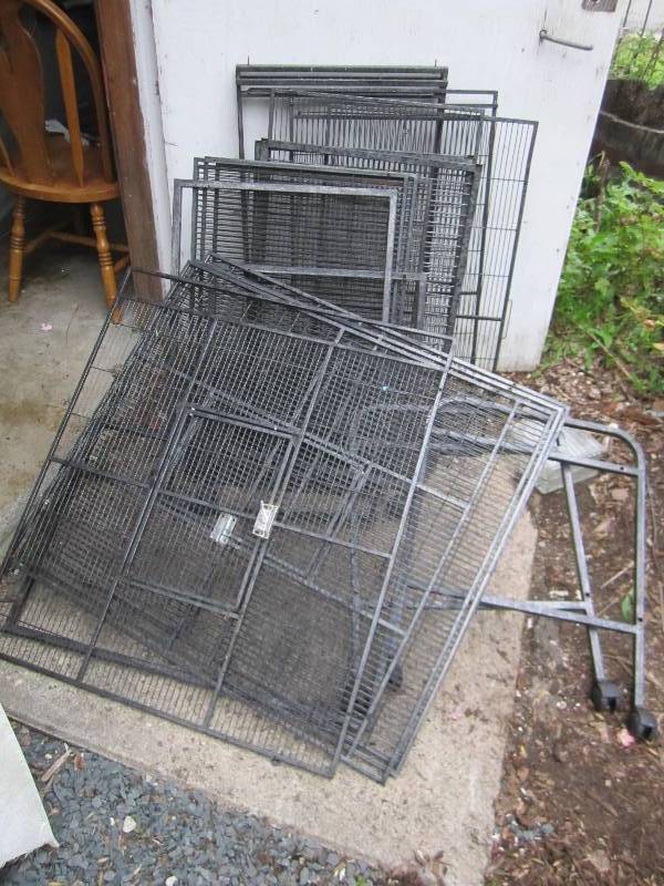lot 98 image: Black pet kennel on wheels...