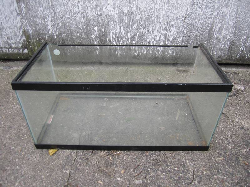 lot 102 image: Glass tank, 3 x 18...