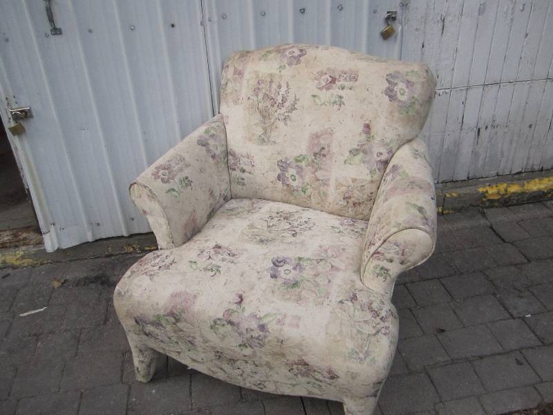 lot 3 image: Upholstered chair...