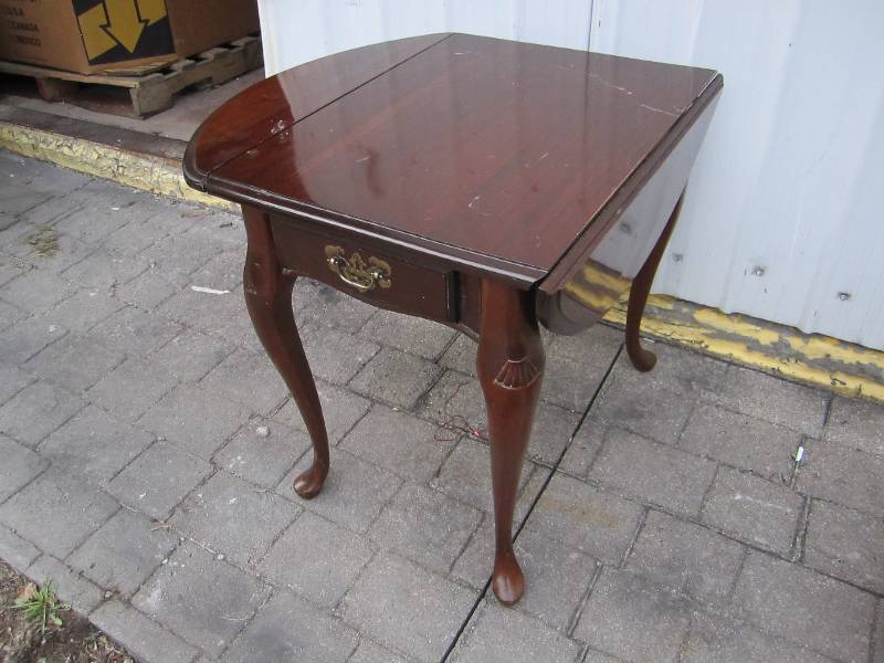 lot 5 image: Drop leaf end table, 26 x 19 plus ...