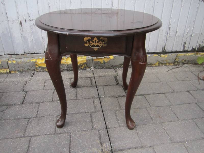 lot 6 image: Round end table, 22 top...