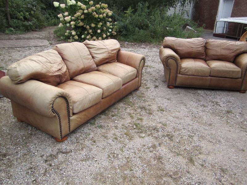 lot 7 image: Genuine leather couch and love seat...