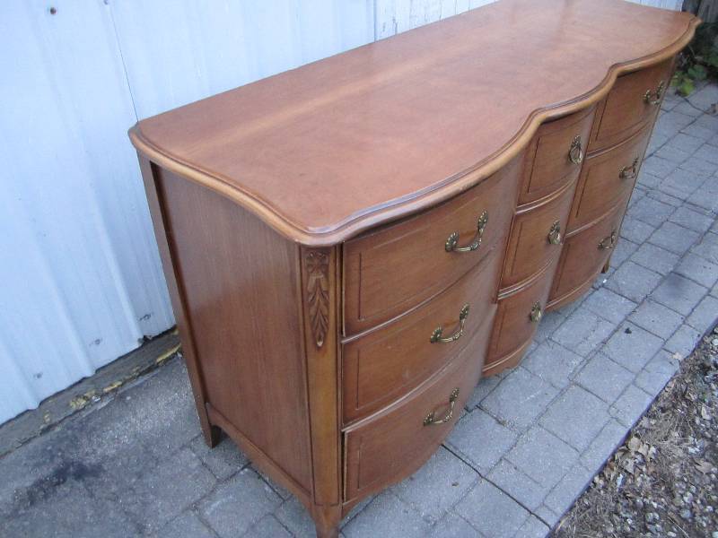 lot 14 image: Vintage curved front dresser...