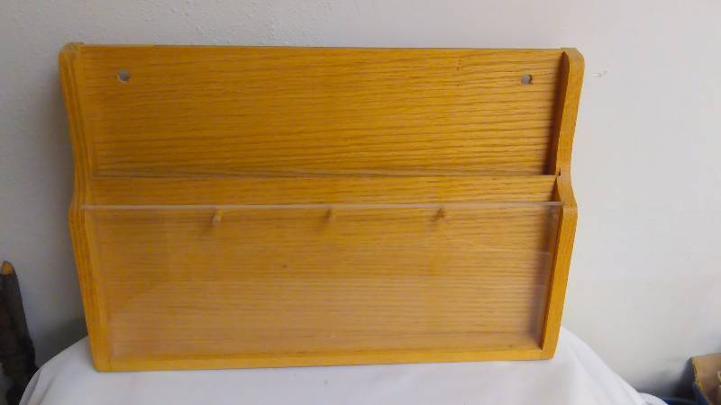 lot 7 image: Oak Brochure organizer