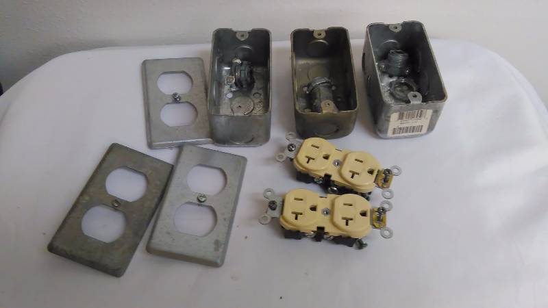 lot 8 image: Metal 1 gang outlet boxes, outlet