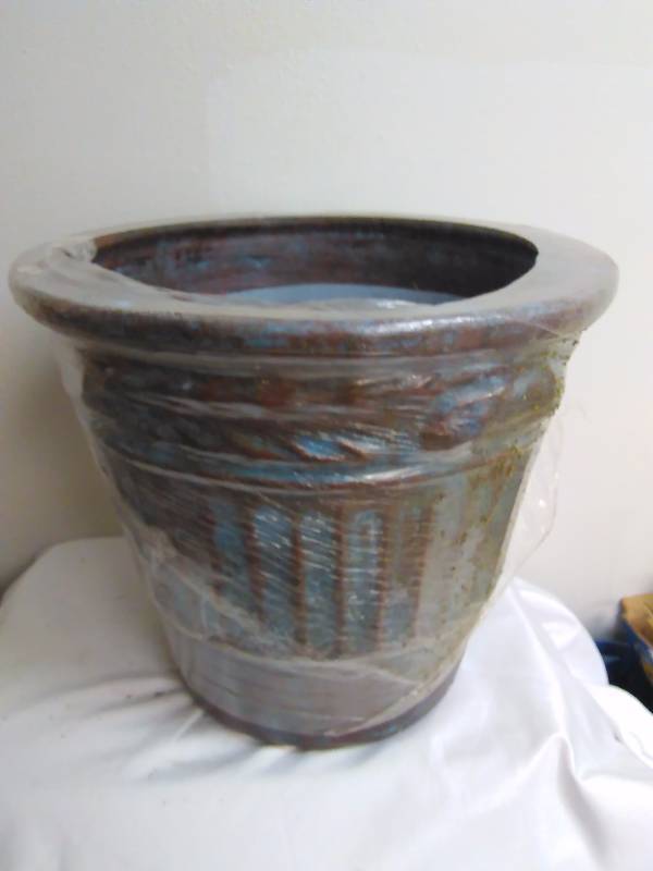 lot 15 image: XL Hand painted Mexican Clay PotteryPlanter,