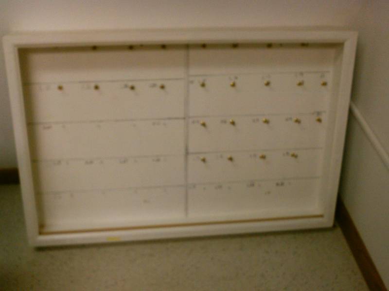 lot 28 image: Hooked organizer, 2 x 3
