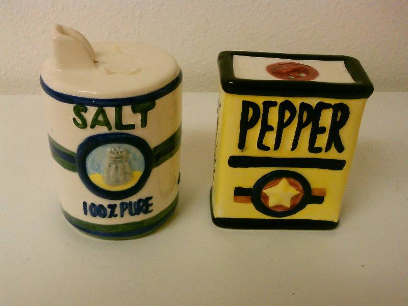 lot 71 image: Ceramic Salt and Pepper Shake Cute