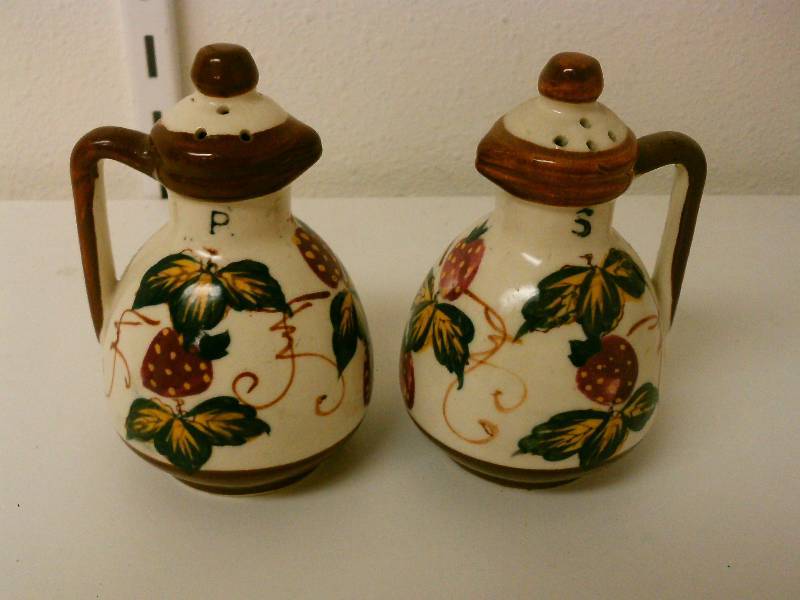 lot 72 image: VINTAGE CERAMIC SALT & PEPPER SHAKERS