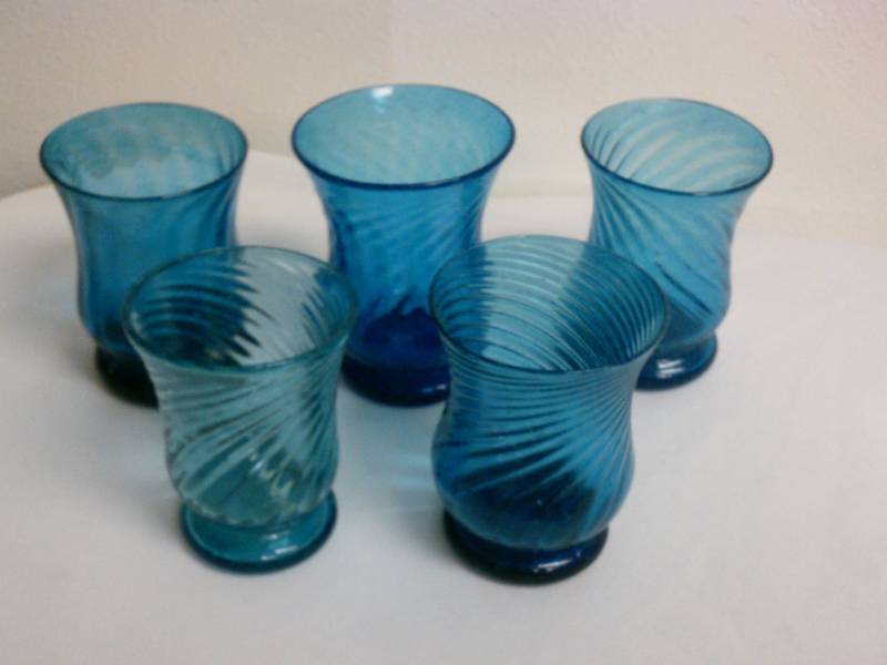 lot 127 image: Blue glass juice sized glasses, lot of 5