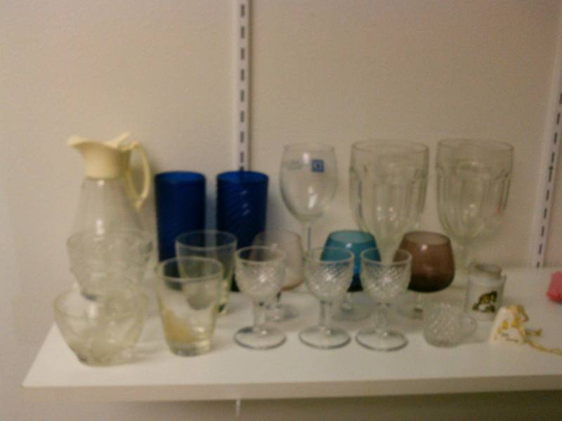 lot 131 image: Miscellaneous collection of vintage glassware lot of 19