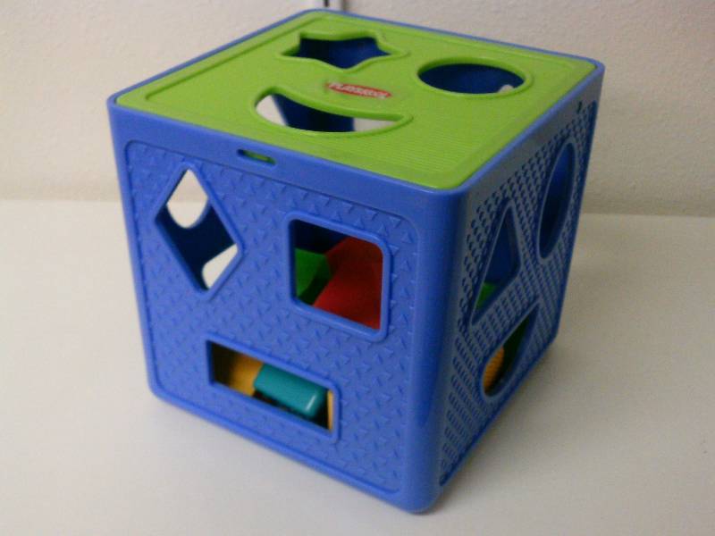 lot 136 image: Playskool shape sorter  activity block