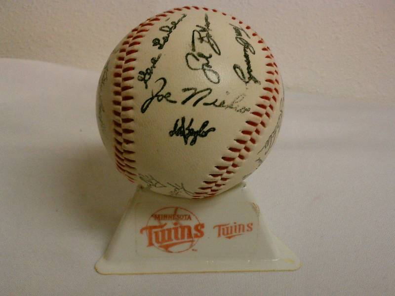 lot 149 image: MN Twins autographed baseball (stamped signature) 1987