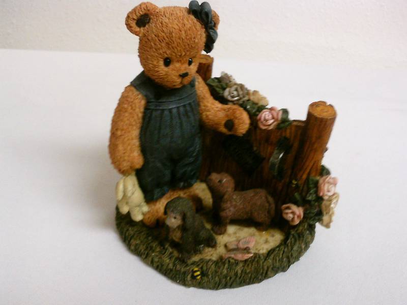 lot 167 image: BERRY HILL BEARS FIGURINE
