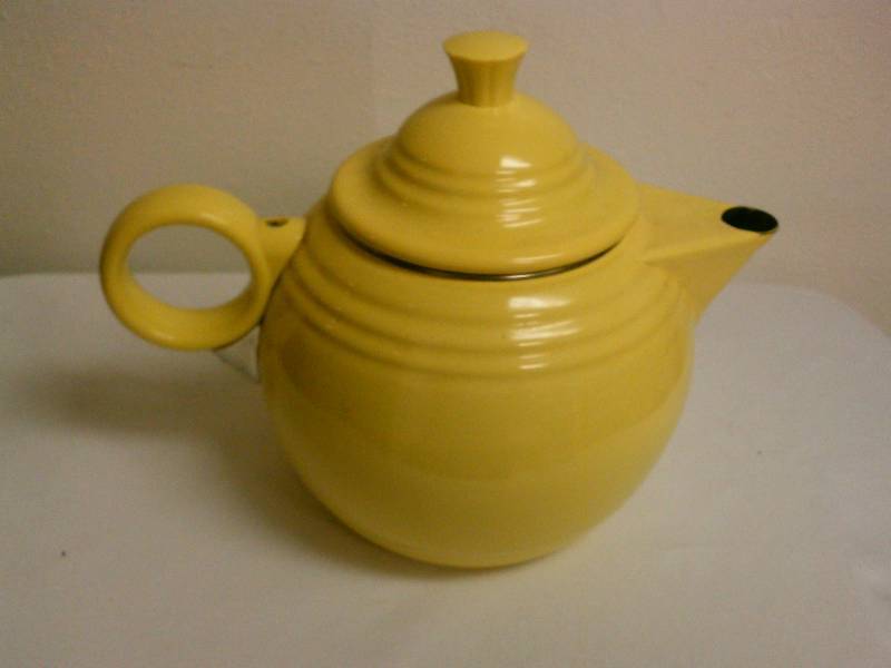 lot 182 image: Fiesta, Yellow Tea Pot, Homer Laughlin, collectible