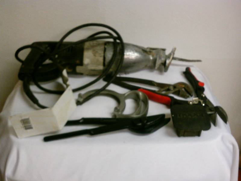lot 205 image: Black and Decker Sawzall, Tin snips