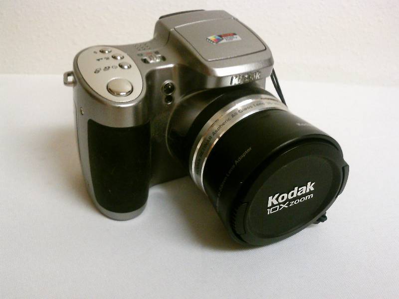 lot 220 image: Kodak Easyshare Z740 5 MP Digital Camera with 10xOptical Zoom