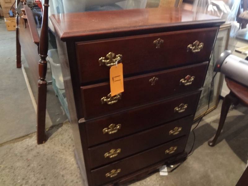 lot 11 image: Chest of Drawers