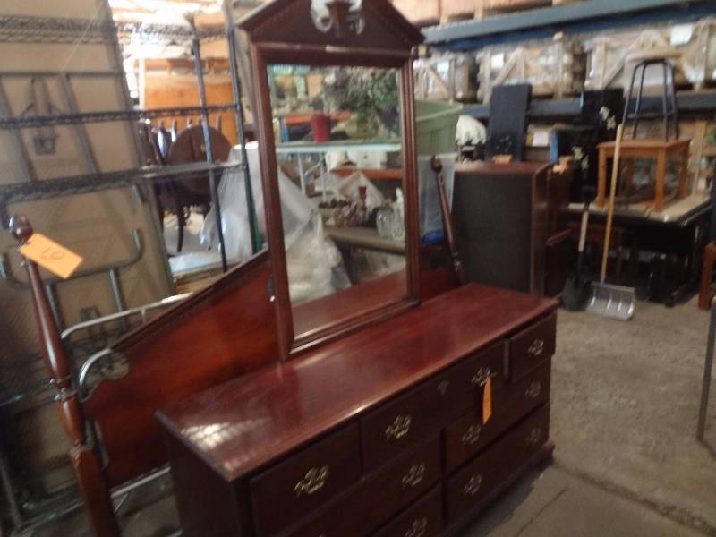 lot 12 image: Vanity wmirror