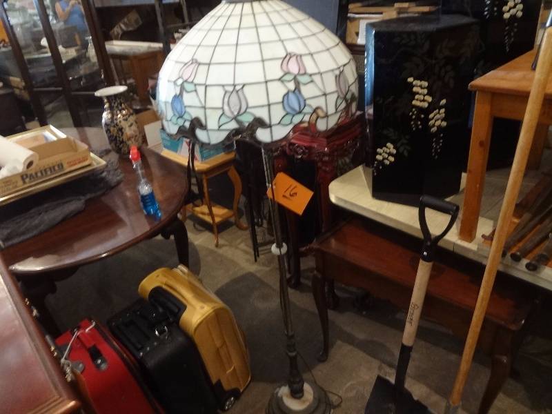 lot 16 image: Vintage Brass Lamp