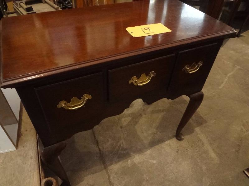 lot 19 image: Wooden Hall Desk