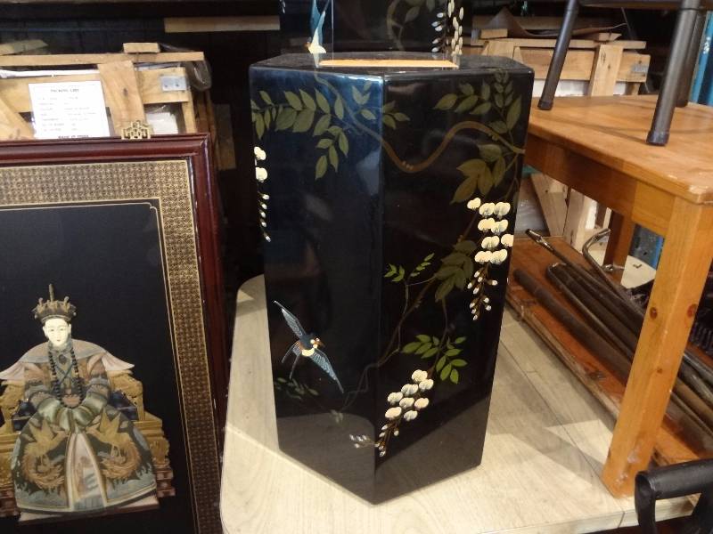 lot 32 image: Black Lacquered Chinese Podium