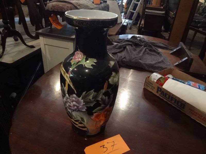 lot 37 image: Chinese Lacquered Vase