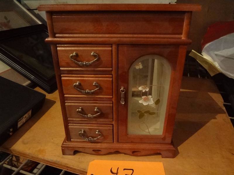 lot 47 image: Jewelry Box