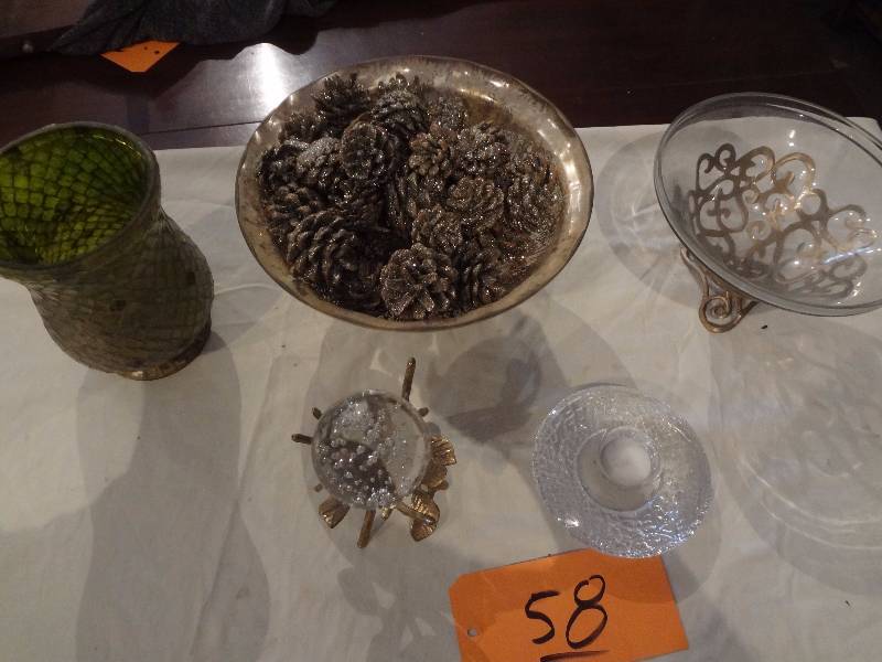 lot 58 image: Stuff, Glass Pieces