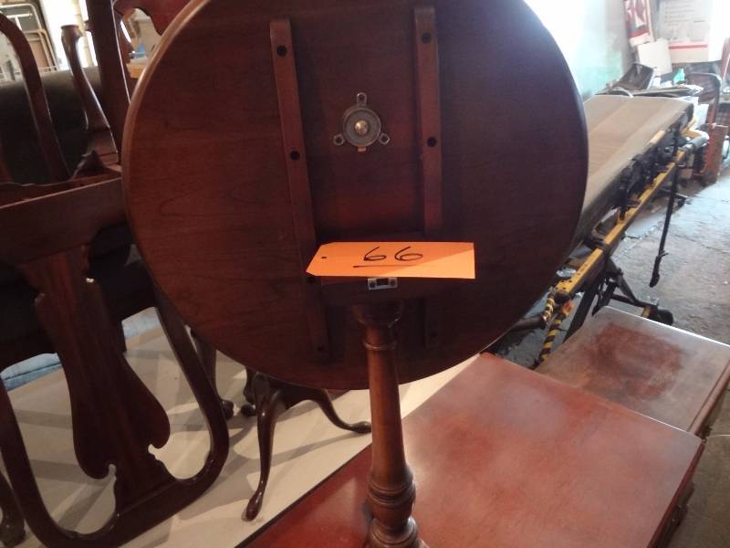 lot 66 image: Round Tipper Table