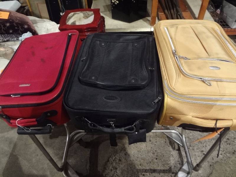 lot 85 image: (3) Handled,Roller, Carry ons