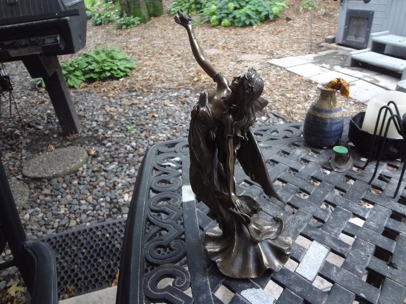 lot 71 image: Angel