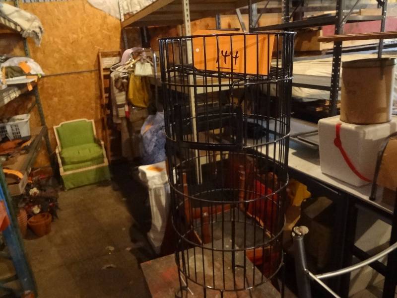 lot 144 image: Adjustable Standing Basket