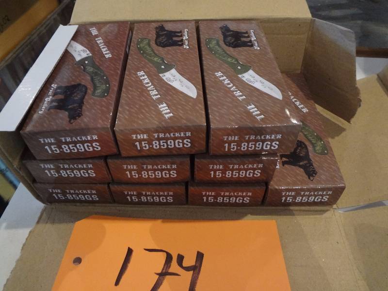 lot 174 image: (10) Tracker Knives
