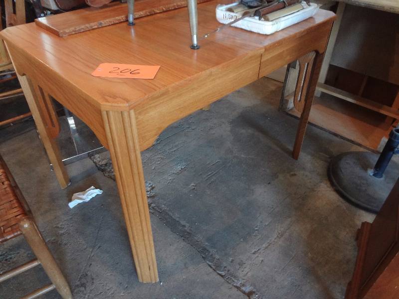 lot 206 image: Table