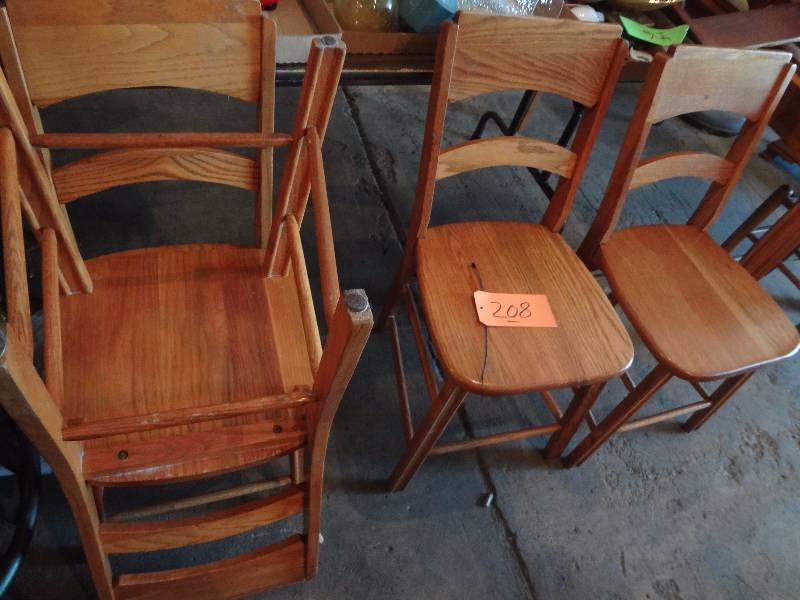 lot 208 image: (4) Wooden Chairs