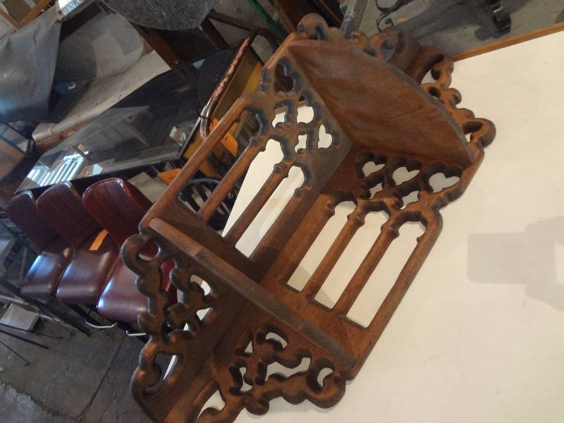 lot 212 image: Large Corner Shelf