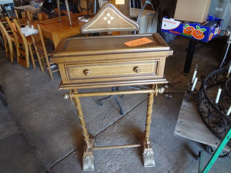 lot 248 image: Gentlemans Stand