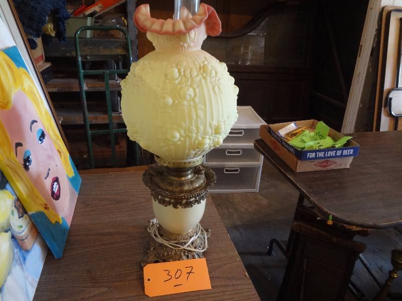 lot 307 image: Lamp