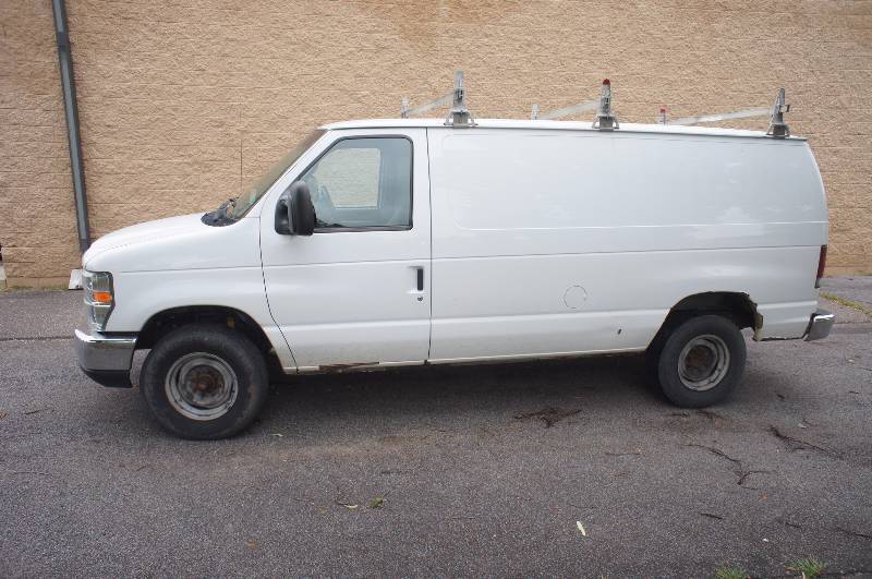lot 1 image: 2008 FORD ECONOLINE CG CARGO VAN SUPER DUTY 4.6 L - V8 (#2312)