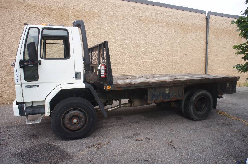 lot 7 image: 1988 FORD CARGO 7000 - CF 7000 - FLATBED TRUCK 8 X 16 BED - DIESEL- MODEL (YAT3429) - TB CLT (#1273)