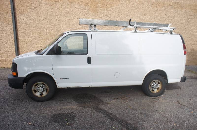 lot 9 image: 2006 CHEVY EXPRESS 3500 CARGO VAN - 4.8L VORTEC- PRIME DESIGN LADDER RACK - TOOL STORAGE - (#1300)
