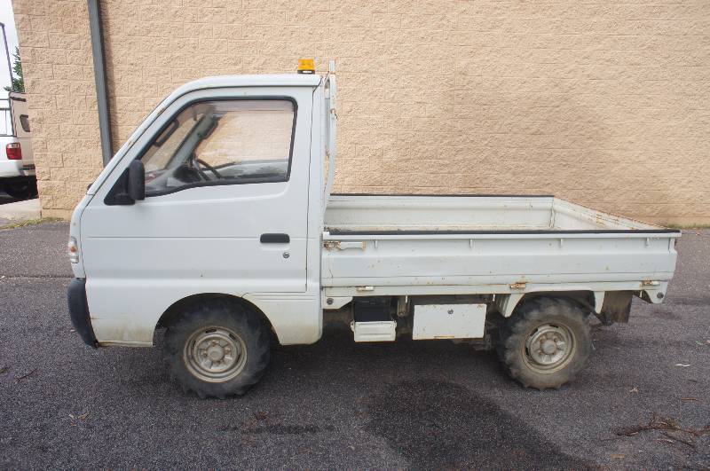 lot 10 image: 1993 SUZUKI  MIGHTY MINI TRUCK - MODEL # TK 524-P217 - COLLAPSIBLE BED - 4 SPEED - 4WD  (#21)
