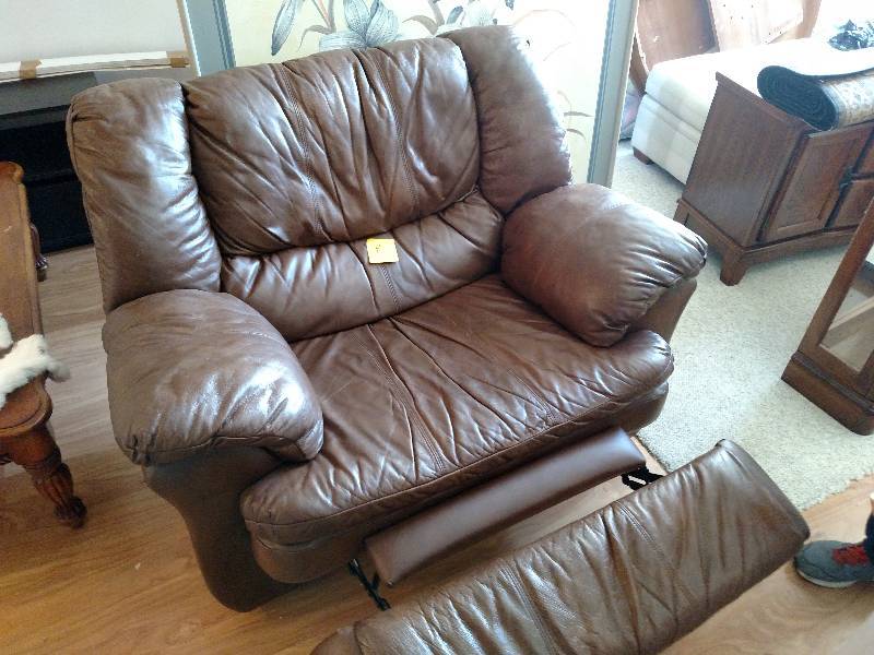 Leather Love Seat & Recliner set - Very Nice All seats recline